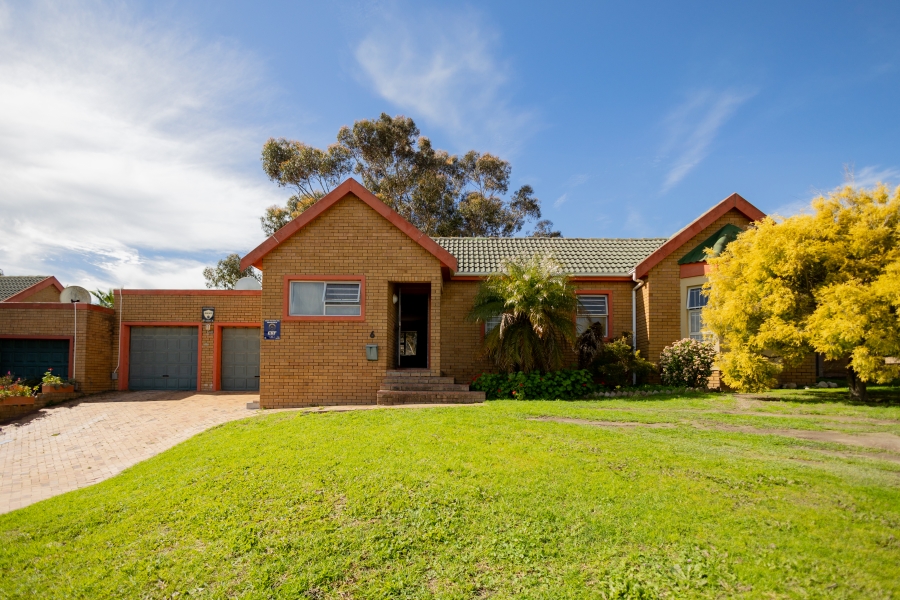 3 Bedroom Property for Sale in Uitzicht Western Cape